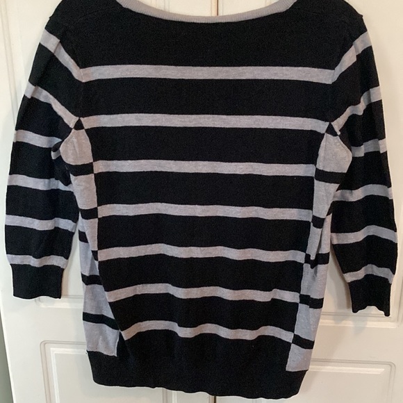 5/20$❤️‍🔥GAP💫 Women’s Black/Gray Striped V-Neck Sweater - Picture 3 of 5